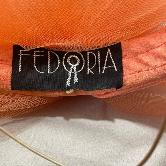 Fedora coral colored Facinator. 50’s style. Rare find. loose threads see pics. - Picture 9 of 10
